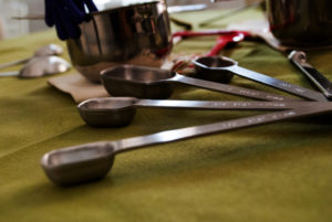Utensili da cucina in acciaio: spoons. I cucchiai misurini americani